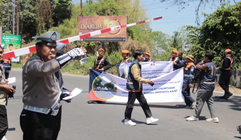 Polisi Bersama PT KAI Daop 9 Jember Gencar Sosialisasikan Keselamatan di Perlintasan Sebidang