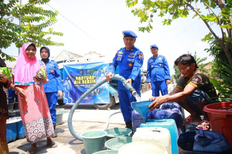 Polisi Peduli, Ditpolairud Polda Jatim Droping Air Bersih untuk Warga Mantup Lamongan