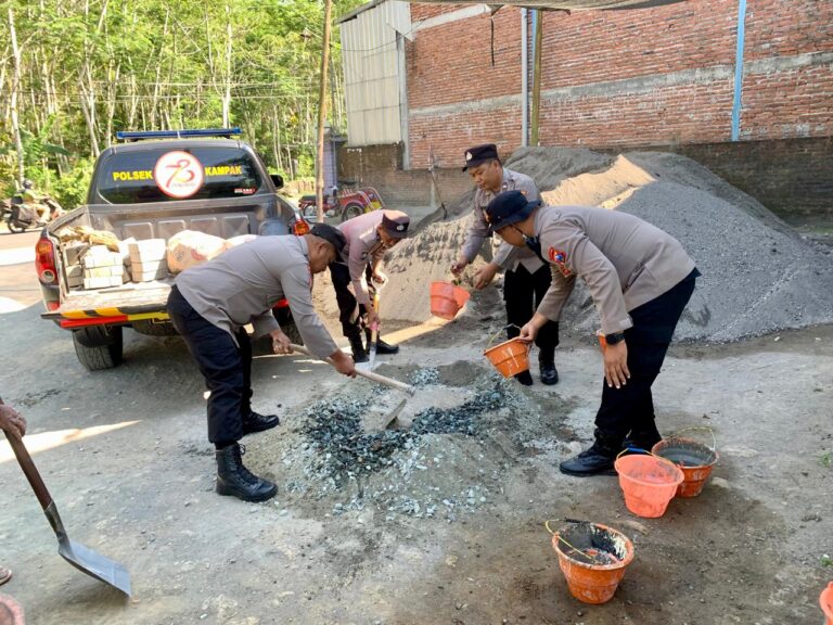 Peduli Keselamatan Masyarakat, Polisi Tambal Jalan Desa Berlubang di Trenggalek