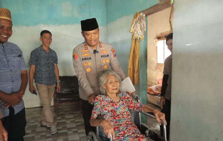 Senyum Bahagia Mbah Sonten Setelah Mendapatkan Kursi Roda dari Polres Mojokerto