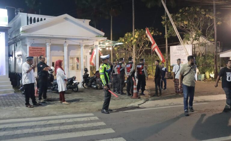 Ratusan Polisi Lakukan Pengamanan, Penetapan Nomor Urut Paslon Pilkada 2024 di Jember Berjalan Kondusif