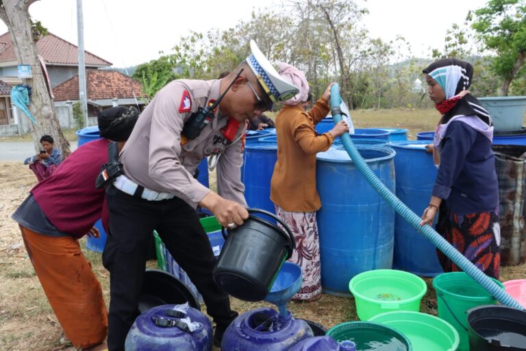 Gelar Baksos di Harlantas Bhayangkara ke-69, Polres Bangkalan Droping 10 Tangki Air Bersih di 2 Desa