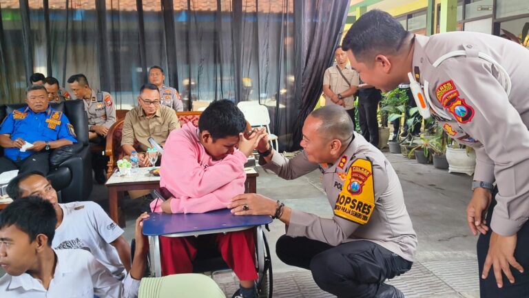 Peduli Disabilitas, Polres Bondowoso Peringati Harlantas Bhayangkara ke-69 di SDLB