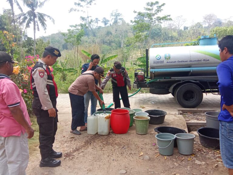 Polres Jember Kembali Salurkan Bantuan Air Bersih ke Desa Andongrejo