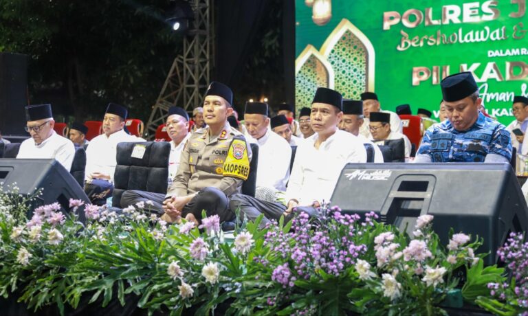 Cooling System untuk Pilkada Damai, Polres Jombang Ajak Ribuan Warga Bersholawat