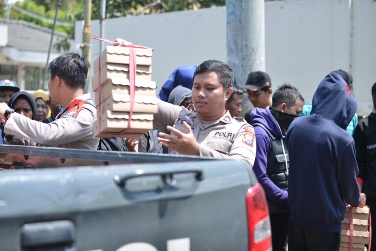 Humanis, Polisi Berbagi Nasi Kotak untuk Peserta Unras Sarbumusi Situbondo