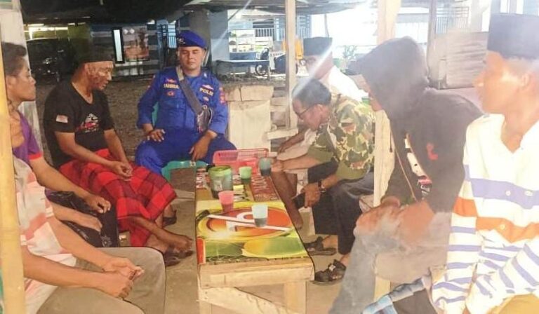 Ngopi Bareng Masyarakat Pesisir, Polisi RW di Situbondo Ajak Warga Sukseskan Pilkada 2024