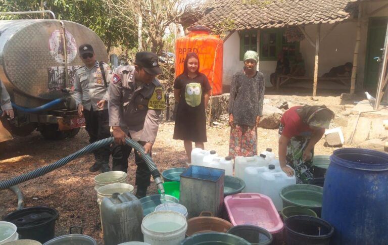 Polres Probolinggo Kota Kembali Beri Bantuan 10 Ribu Liter Air Bersih di Tongas