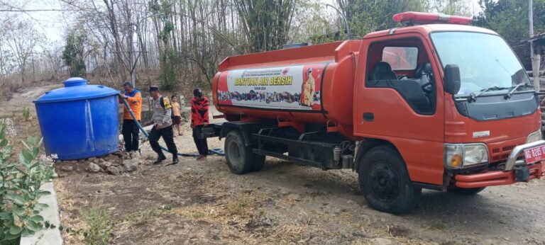 Polri Peduli, Polres Nganjuk Salurkan Bantuan Air Bersih di Tengah Kemarau Panjang