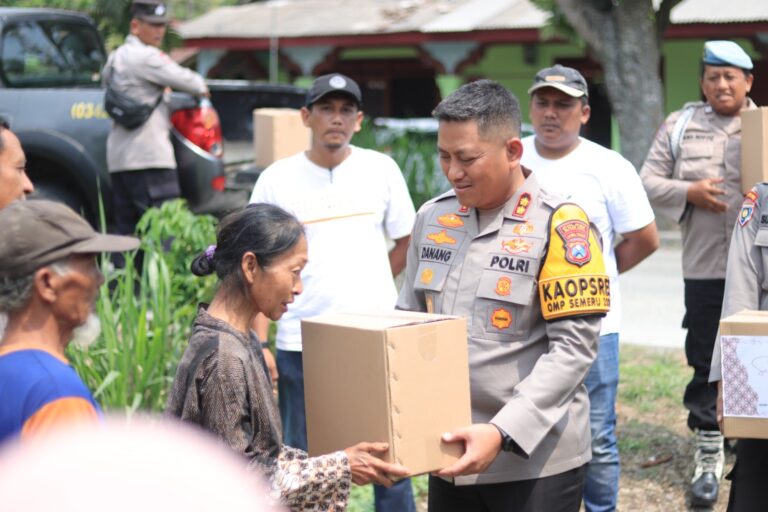 Polres Blitar Kota Peduli, Beri Bantuan Sosial Kepada Korban Puting Beliung