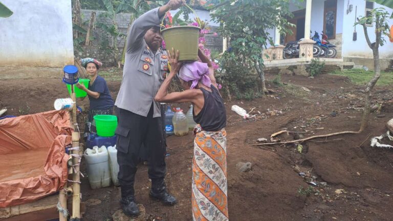 Polisi Salurkan Air Bersih Untuk Warga Kedungjajang Lumajang