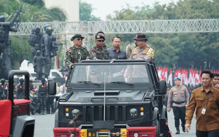 Kapolri Cek Gladi Bersih Apel Gelar Pasukan Pengamanan Pengambilan Sumpah Presiden dan Wapres RI