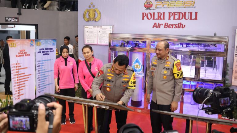 Kapolri Resmikan Pembangunan Sumur Bor dan Filtrasi Air Bersih Layak Minum Di Wilayah Kalimantan Barat