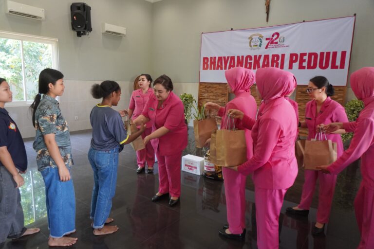 Semangat HKGB ke-72, Bhayangkari Cabang Bojonegoro Gelar Baksos untuk Masyarakat