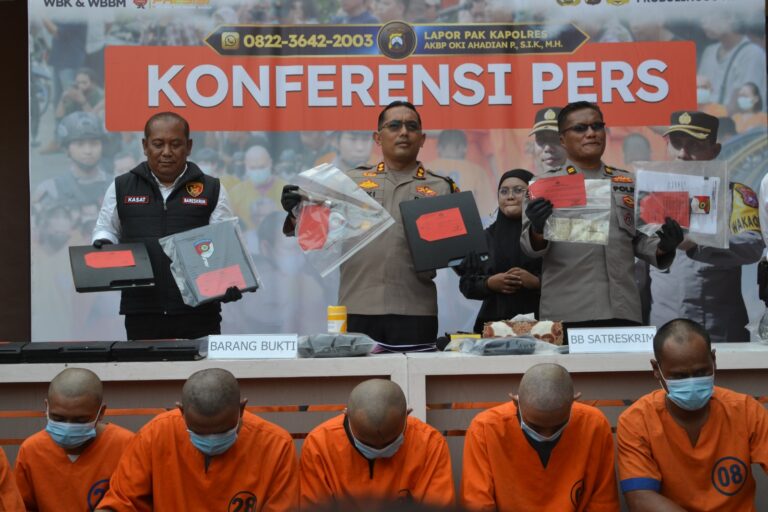 Polres Probolinggo Kota Berhasil Amankan Tersangka Pencurian dan Penadah Playstation dan Laptop