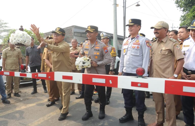 Pj Bupati Apresiasi Polres Mojokerto Bangun Pos Jaga dan Palang Pintu JPL Kereta Api