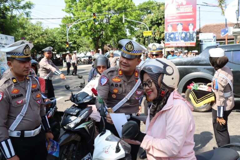 Aksi Humanis Polres Magetan di Operasi Zebra Semeru 2024, Berbagi Coklat Hingga Bunga untuk Pengendara