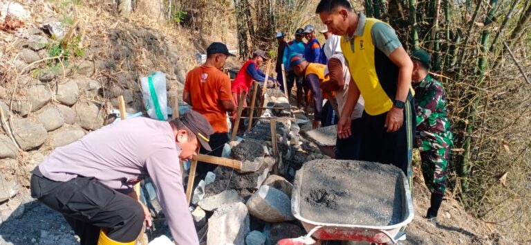 Sinergitas Polres Ponorogo bersama TNI dan Warga Bersihkan Lingkungan Cegah Banjir