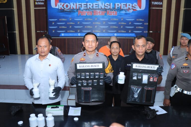 Polres Blitar Kota Berhasil Ungkap Peredaran Narkoba, Amankan 2 Tersangka dan Belasan Gram Sabu