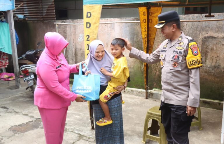 Polisi Peduli, Polres Malang Distribusikan Ratusan Paket Sembako untuk Warga Kurang Mampu