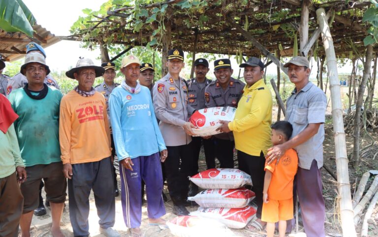 Dukung Asta Cita Polres Tuban Beri Bantuan Pupuk untuk Petani Jagung di Tambakboyo