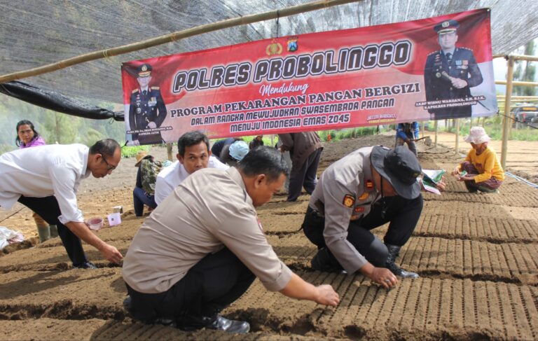 Warga Antusias Sambut Program Pekarangan Bergizi Polres Probolinggo Untuk Dukung Asta Cita