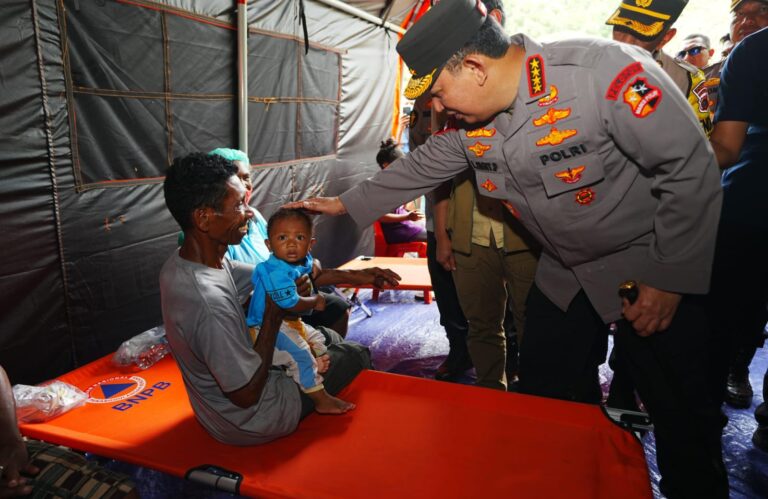 Tinjau Posko Pengungsian Erupsi Lewotobi, Kapolri Pastikan Pelayanan dan Kebutuhan Warga