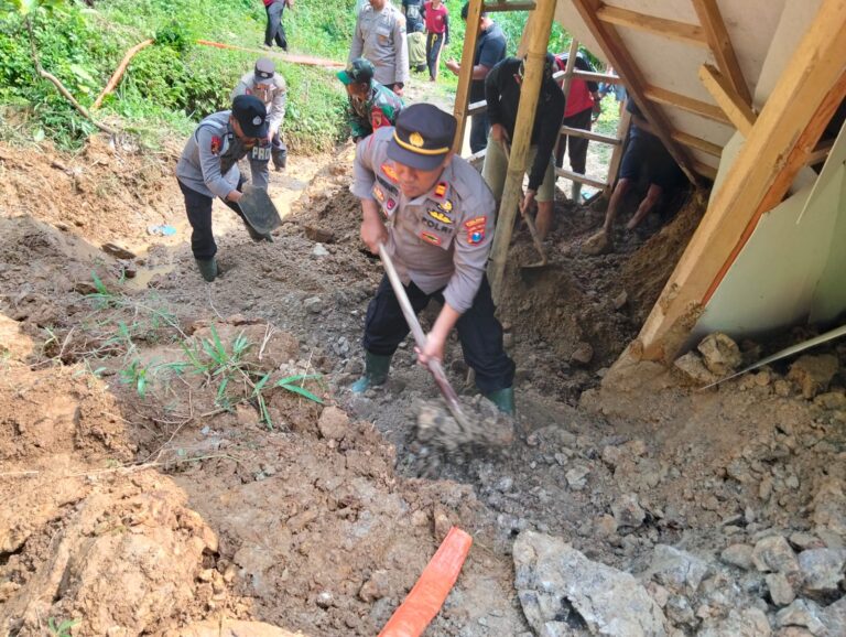 Gotong Royong, Polisi Bersama TNI dan Warga Tangani Dampak Longsor di Trenggalek