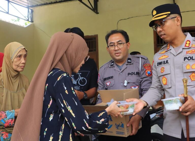 Cooling System Pungut Suara, Polres Ngawi Berbagi Makanan Sehat Gratis untuk Warga di TPS