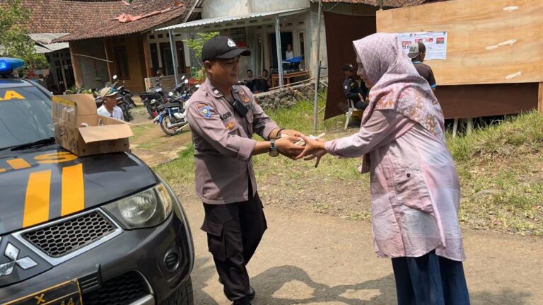 Di Banyuwangi Usai Nyoblos Dapat Makan Gratis dari Pak Polisi