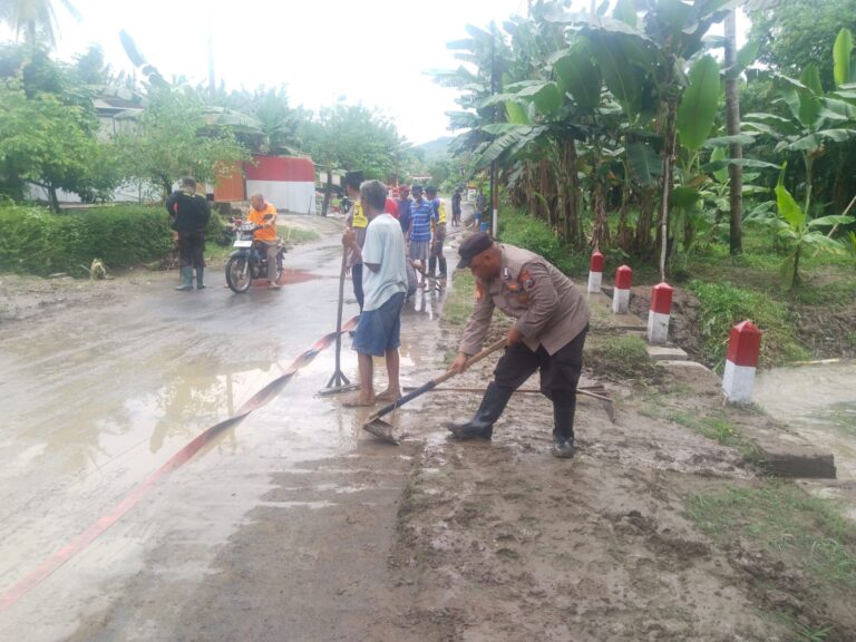 Polres Malang dan Tim Gabungan Gerak Cepat Tangani Banjir Warga Diminta Tetap Waspada