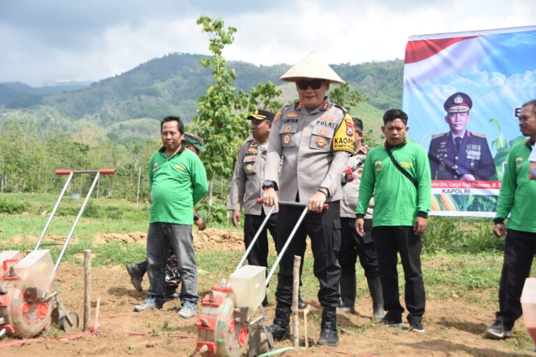 Manfaatkan Lahan Kritis, Polres Bondowoso Bersama Kodim 0822 Tanam Jagung Gelorakan Swasembada Pangan