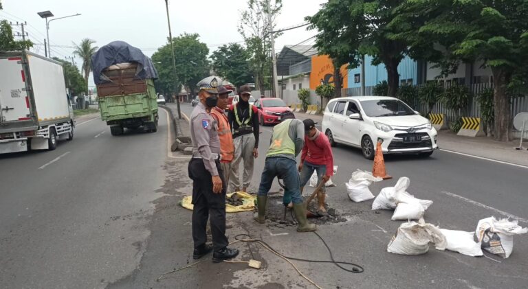 Jelang Nataru, Polres Pasuruan Mitigasi Jalur Surabaya-Malang, Tambal Jalan Berlubang