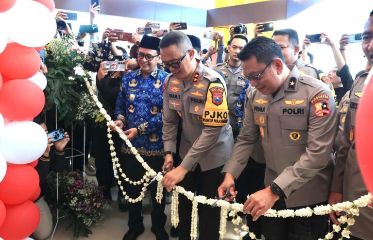 Aiptu Budi Setyo: Bhabinkamtibmas Teladan, Inspiratif, Bersama Sang Istri Menjadi Pelopor Ketahanan Pangan dan Kesehatan Warga   Kota Malang – Keteladanan dan dedikasi ditunjukkan oleh Aiptu Budi Setyo, anggota Bhabinkamtibmas Polsek Sukun Polresta Malang Kota. Tidak hanya menjaga keamanan dan ketertiban di wilayah binaannya.  Ia juga menjadi pelopor ketahanan pangan dengan memanfaatkan lahan sempit di rumahnya di Jl. Pelabuhan Ketapang I RT 4 RW 4, Kelurahan Bakalan Krajan, Kecamatan Sukun, Kota Malang.  Sebagai bentuk dukungan program Asta Cita Ketahanan Pangan, Aiptu Budi memanfaatkan halaman dan area samping rumahnya untuk menanam buah melon dengan sistem tumpang sari.  Selain itu, ia juga budidayakan ikan lele, selain bisa panen ikan lele, air kolam yang ia miliki bisa digunakan menjadi pupuk organik tanaman dikebun mininya tersebut.  Inovasi Aiptu Budi ini membuktikan meski keterbatasan lahan tidak menjadi hambatan baginya untuk mendukung swasembada pangan dan meningkatkan ekonomi secara mandiri untuk keluarga.  “Tujuan saya sederhana, agar keluarga dan waga sekitar rumah bisa memanfaatkan lahan sempit yang mereka miliki. Dengan begini ini, (sambil menunjuk kebunnya) tidak hanya membantu keluarga tetapi juga mendukung ketahanan pangan meski tidak besar,” ujar Aiptu Budi.  Meski kebunnya mini, namun hasil panennya bermanfaat untuk warga sekitar dan siapapun yang membutuhkan, bahkan saat sayur, buah dan lelenya dipanen, tetangga kanan kiri rumah Aiptu Budi juga ikut merasakan.  Sikap dermawan ini telah menjadikan Aiptu Budi sosok anggota Polri yang cukup dikenal di lingkungan Kelurahan Bakalan Krajan.  Tidak hanya dikenal sebagai penggerak ketahanan pangan, Aiptu Budi juga aktif membantu masyarakat dalam berbagai aspek.  Bahkan Aiptu Budi memberi pelatihan warga binaan untuk berternak Ikan Mujaher menggunakan Kolam tradisional atau ekstensif (Aquaponik) hingga membawa nama Kelurahan Bakalan Krajan menjadi kampung Mujaher hingga mendapat Penghargaan dari Dispangtan Jatim.  Terlebih keuletan dan keteladanan Aiptu Budi sebagai anggota Polsek Sukun sangat didukung Sang istri Ika Mustika Fajarini, Amd.Kep, yang juga anggota TNI AD berbangkat Pelda ini dinas dikesatuan RST. Soepraoen Kota Malang.  Aiptu Budi dan Pelda Rini (Sapaannya.. red), juga sering membantu warga dengan memberi bantuan sesuai keahliannya kepada warga Kelurahan Bakalan Krajan.  Dedikasi keduanya begitu luar biasanya. Hinga tak jarang, meskipun tengah malam, keduanya rela mendatangi rumah warga yang membutuhkan bantuan medis atau keperluan mendesak.  Hasil aksi yang dilakukan dari kedua pasangan ini sejalan dengan Polresta Malang Kota dibawah kemimpinan Kombes Pol Nanang Haryono SH, SIK, MSi yang memiliki motto “Kuat Mengabdi, Santun Melayani.”  Sebagai anggota Polsek Sukun Polresta Malang Kota, Komitmen Aiptu Budi Setyo untuk melayani masyarakat dengan sepenuh hati telah menjadi inspirasi bagi banyak orang.  “Selama saya dan istri bisa membantu, tak usahakno budal masio bengi, opo maneh menyangkut kemanusiaan dan darurat, mosok ate ditunda mas.. (saya usahakan berangkat meski malam hari, apa lagi kondisi darurat masak ditunda.. red)” ungkap Aiptu Budi dengan gaya bahasa Malangan.  Ia bukan hanya sebagai anggota Polisi dan TNI yang ramah dan ringan tangan, tetapi pasangan yang sudah dikaruniai dua momongan ini, mampu membuktikan, sebagai aparat keamanan bisa menjalani dan melakukan bidang lain, termasuk ketahanan pangan dan pelayanan kesehatan.  Bagi warga Kelurahan Bakalan Krajan, sosok Aiptu Budi dan istrinya Pelda Rini adalah wujud nyata kehadiran Polisi dan TNI yang humanis dan dekat dengan masyarakat. Dedikasi tinggi sebagai pengingat, bahwa kepedulian terhadap sesama tidak mengenal batas waktu dan profesi.  Melalui ketahanan pangan dan pelayanan medis yang dilakukan bersama istrinya Pelda Rini , Aiptu Budi membuktikan bahwa hal kecil yang dilakukan dengan hati besar mampu memberi dampak yang luar biasa.  Keduanya pantas menyandang gelar anggota Polri dan TNI teladan, tidak hanya sesama anggota aparat Kepolisian ataupun TNI, tetapi juga bagi masyarakat luas.