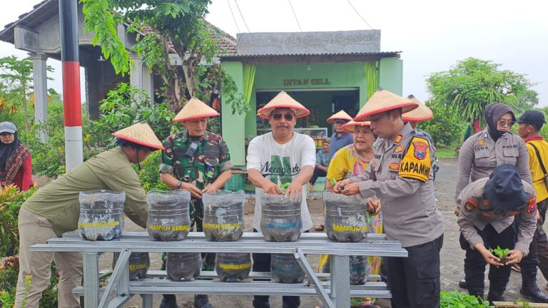 Gelorakan Swasembada Pangan Polisi Serahkan Bibit Tanaman di Tambak Kalisogo Sidoarjo