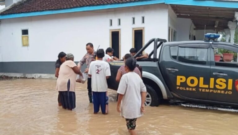 Gercep Polisi Tangani Banjir di Jember Perlancar Lalin hingga Bersihkan Rumah Warga Terdampak