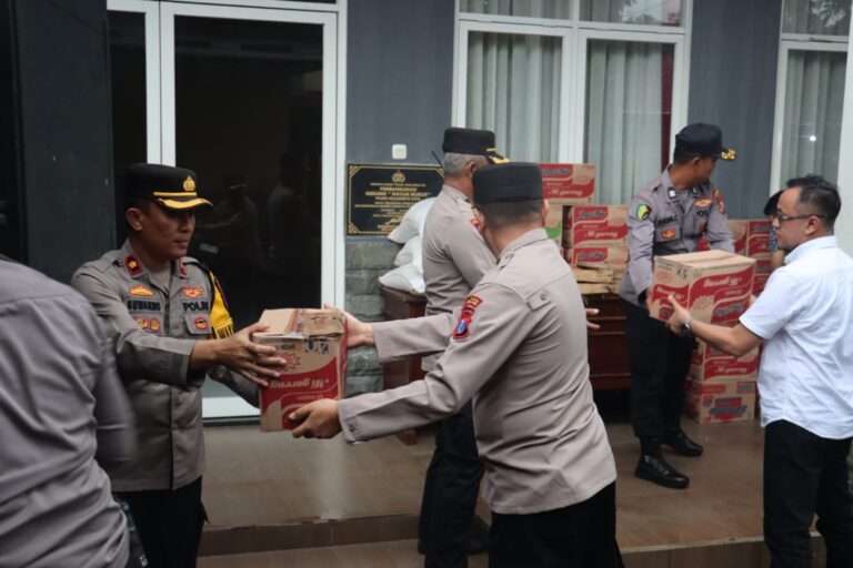 Polres Mojokerto Kota Dirikan Posko Tanggap Bencana dan Beri Bantuan Sembako untuk Warga Terdampak Banjir