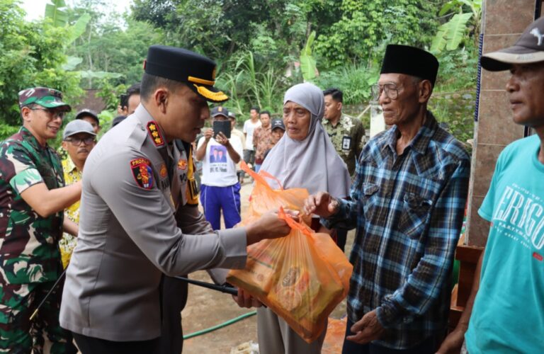 Kolaborasi Polresta Banyuwangi dan Forkopimda Salurkan Bantuan untuk Warga Terdampak Banjir