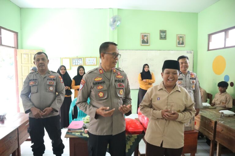 Sukseskan Program Kesehatan Anak, Polres Situbondo Berbagi Makanan Bergizi dan Susu Gratis