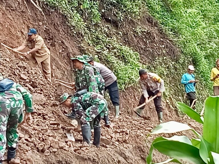 Polres Madiun Bersama TNI Gelar Kerja Bakti Perbaiki Jalan Rusak Akibat Tanah Longsor