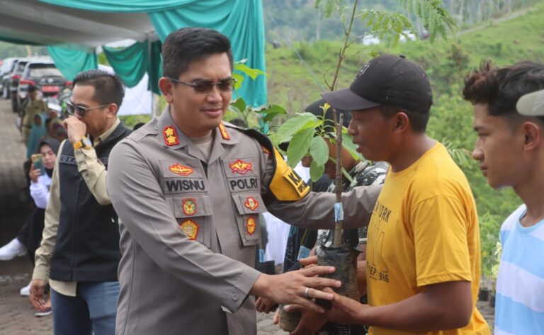 Program Ramah Lingkungan, Polres Probolinggo bersama Forkopimda Gelar Baksos Tanam Pohon Gamal