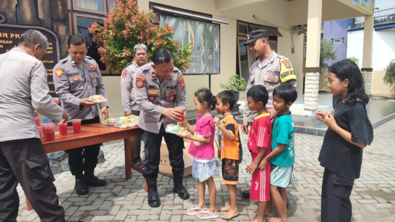 Wujudkan Asta Cita, Polres Kediri Kota Berbagi Makanan Bergizi dan Jus Buah Gratis