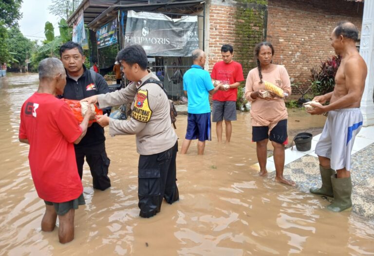 Sinergitas Polres Ponorogo bersama TNI dan BPBD Dirikan Dapur Umum untuk Warga Terdampak Banjir