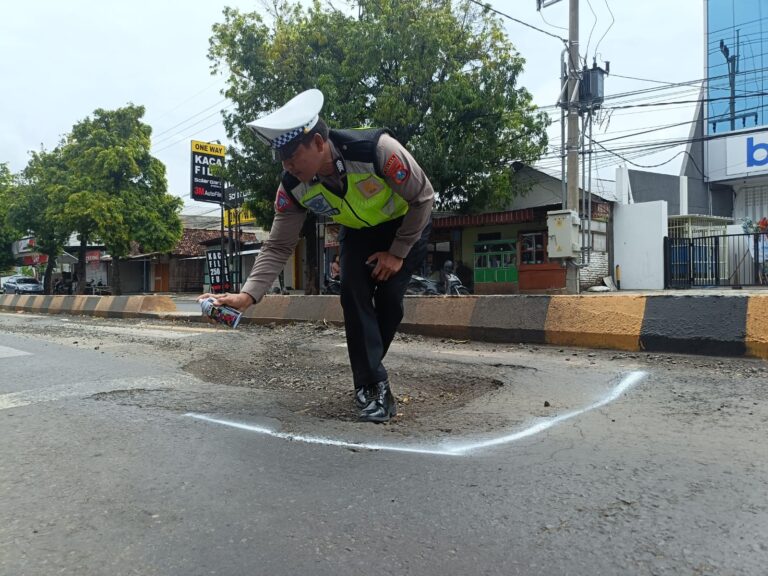 Mitigasi Jelang Nataru, Polres Situbondo Tandai Jalan Berlubang di Jalur Pantura