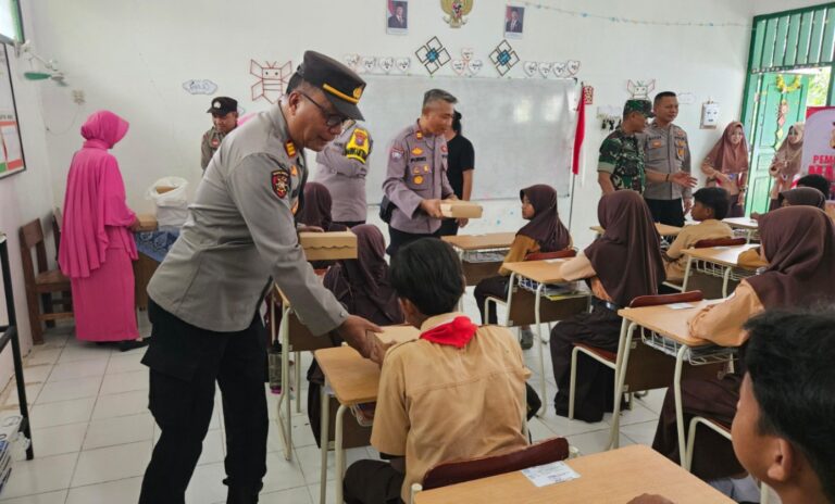 Sukseskan Asta Cita, Polres Probolinggo Berbagi Makanan Bergizi Untuk Pelajar Sekolah Dasar