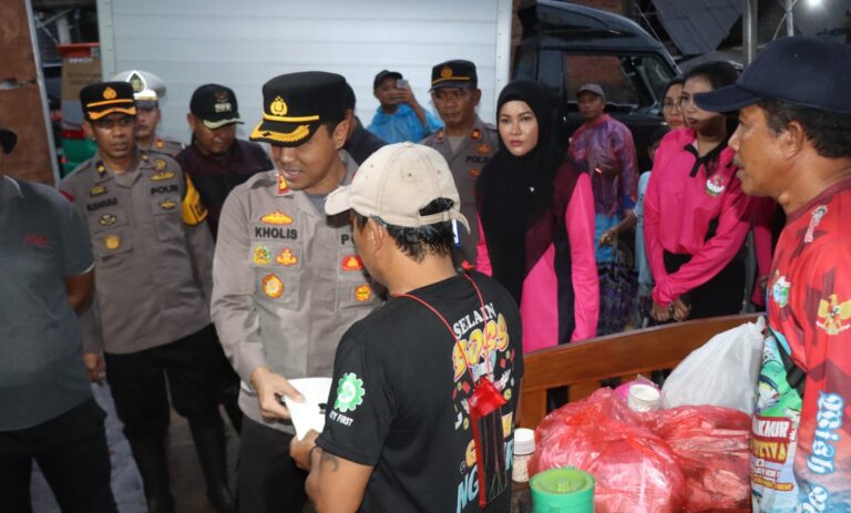 Polres Malang Salurkan Bantuan untuk Warga di Tiga Kecamatan Terdampak Banjir