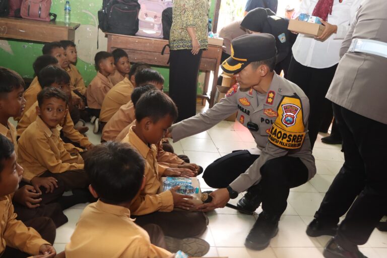 Kunjungi Sekolah Dasar di Pedesaan, Kapolres Tuban Berbagi Makan Siang Bergizi Gratis