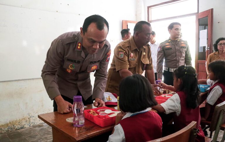 Polisi Peduli, Polres Malang Berbagi Makanan Bergizi untuk Pelajar Terdampak Banjir