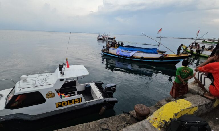 Polres Probolinggo Kirim Bantuan Air Mineral ke Warga Pulau Gili Ketapang