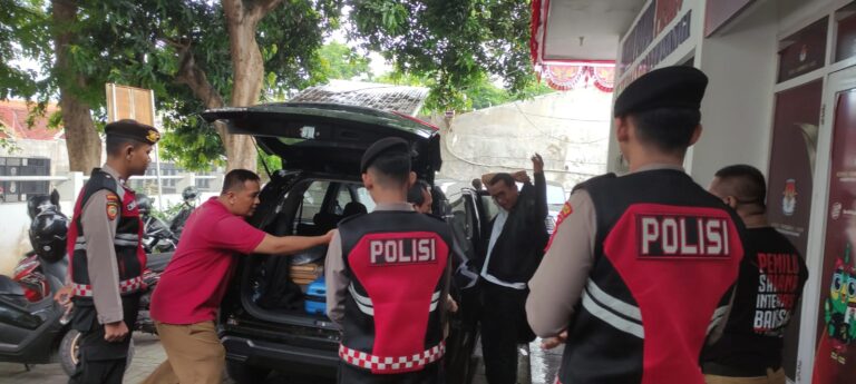 Polresta Banyuwangi Kawal dan Amankan Hasil Hitung Suara Pilgub yang Dikirim ke KPU Jatim